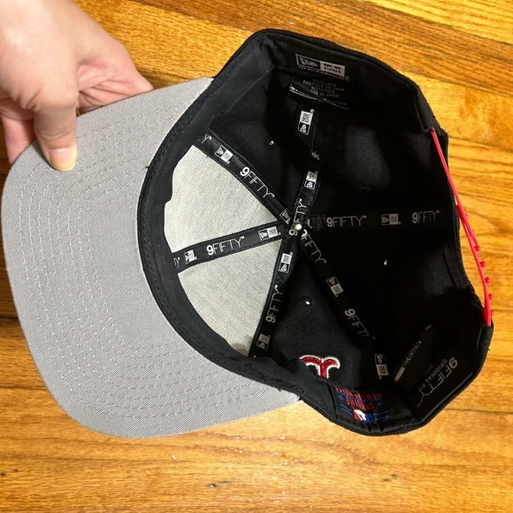 NEW ERA 9 FIFTY MLB BOSTON RED SOX NEON WORD SNAPBACK HAT BLACK RED - Picture 2 of 11